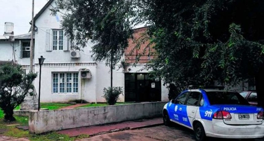 Arrojan granada inactiva en una comisaría y trasladan a 62 detenidos