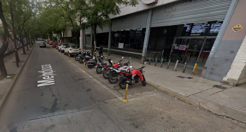 Motochorros roban 2 millones de pesos en el estacionamiento de un supermercado