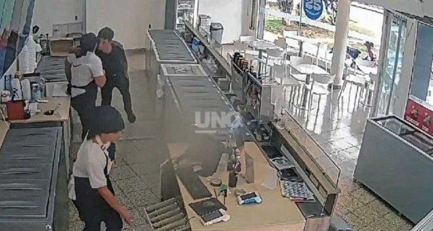 Santa Fe: Asaltan una heladería y uno de los ladrones se despide de una empleada con un beso