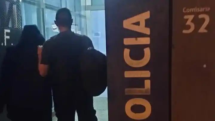 Golpeó a un adolescente por una pelota que cayó en su patio y terminó detenido