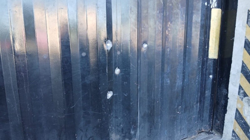 Tiros contra dos comercios en el oeste rosarino y hallazgo de una nota intimidatoria