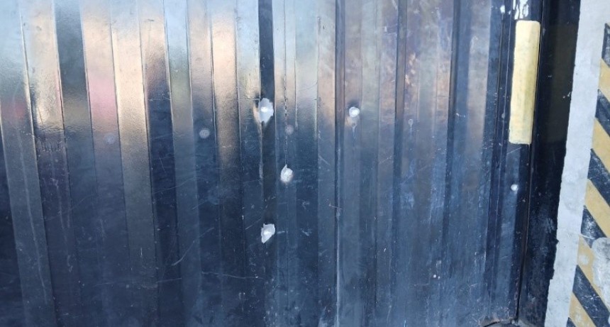 Tiros contra dos comercios en el oeste rosarino y hallazgo de una nota intimidatoria