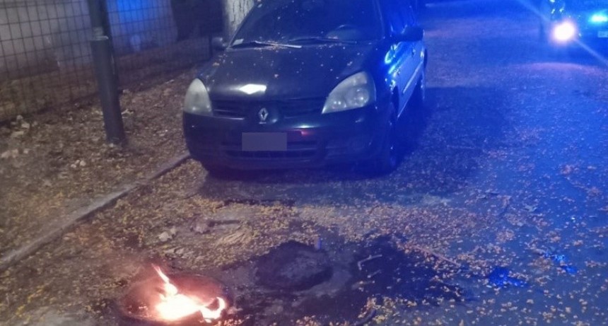 Ataque con una cubierta incendiada frente a la sede de la PDI en Rosario