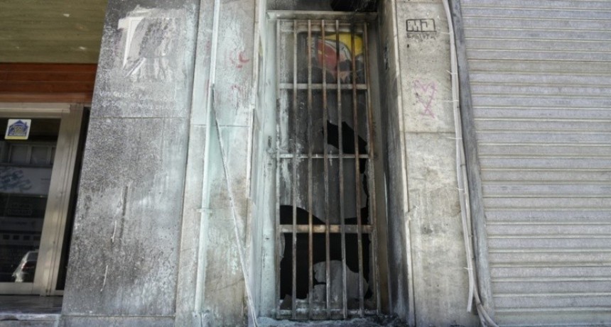 Ataques incendiarios a la Secretaría de Niñez y a un auto estacionado