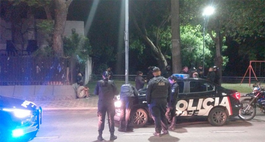 Intento de robo fallido: quedó colgado en la reja de un bar de La Florida