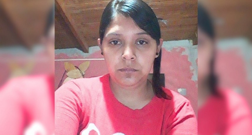 Buscan a mujer acusada de matar a un hombre a puñaladas para robarle