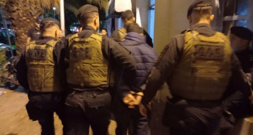 Detienen a un hombre que intentó incendiar su casa con su hija adentro