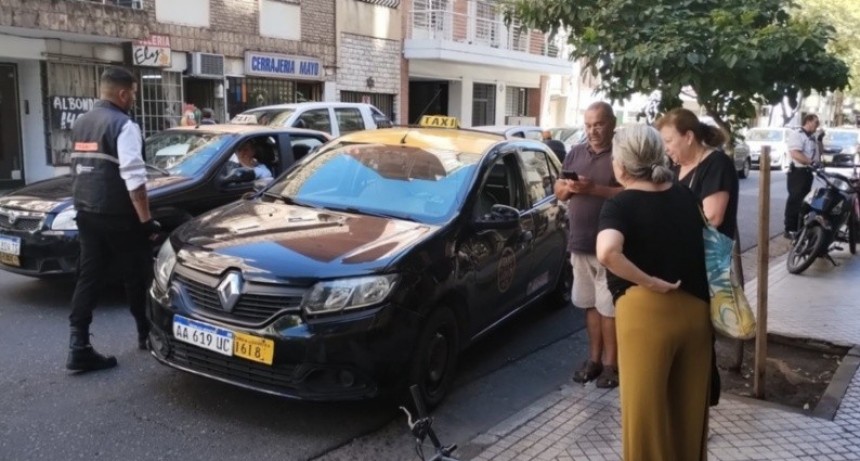 Ladrón en bicicleta arrebató un collar y un taxista lo chocó