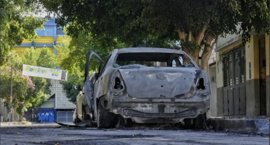 Incendian dos autos cerca del estadio de Rosario Central y dejan un mensaje amenazante
