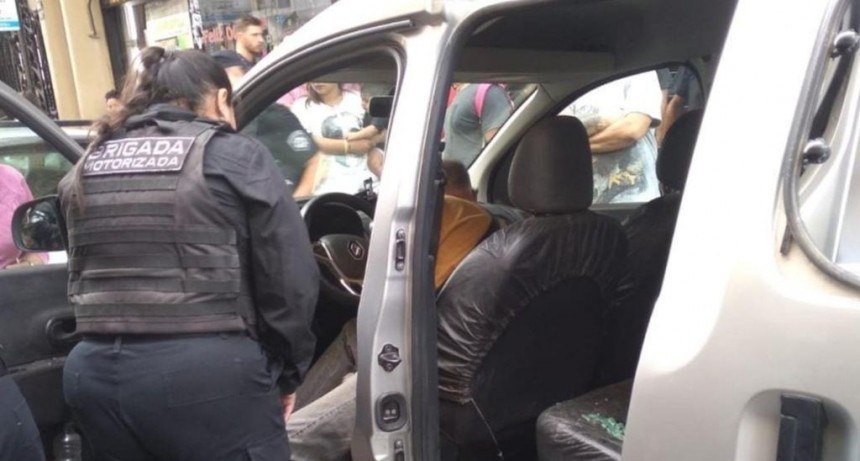 Se repite: rompen un vidrio para rescatar a un perro encerrado en un auto