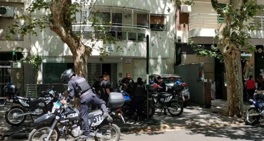 Hombre cae de balcón y muere al intentar huir de la policía tras un presunto intento de estafa