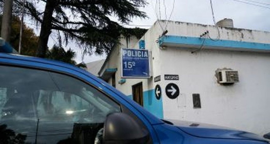 Detienen a una mujer por violar una perimetral y agredir a una policía