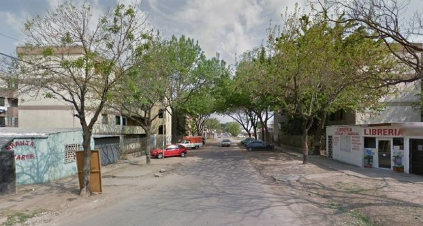 Una mujer escapó tras ser apuñalada por su hijo