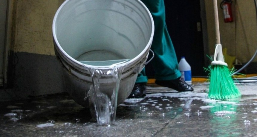 Un joven murió electrocutado mientras baldeaba en San Lorenzo