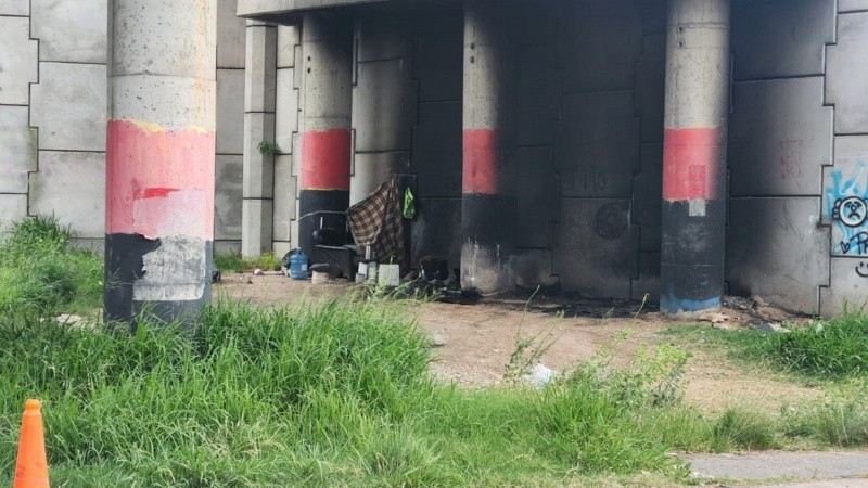 Grave ataque a un hombre en situación de calle: lo incendiaron bajo un puente y hay dos detenidos